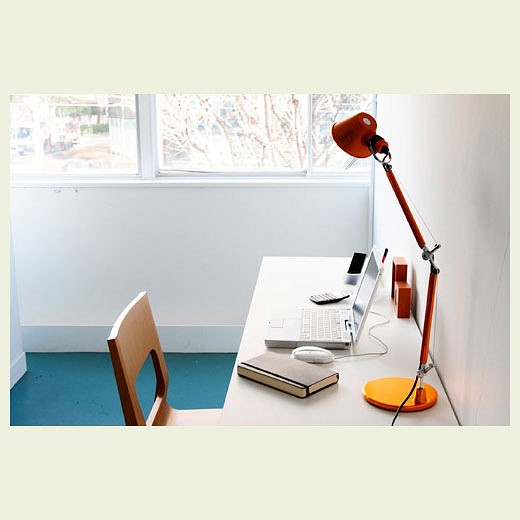 Настольная лампа офисная artemide  a011860