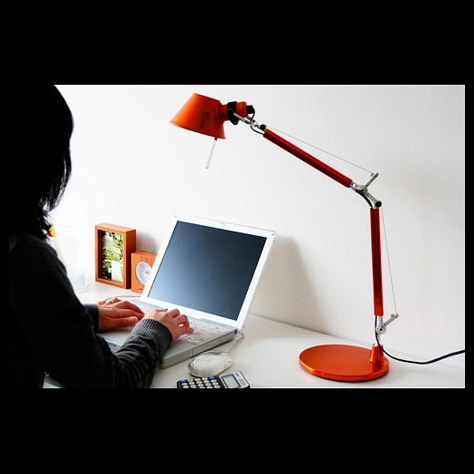 Настольная лампа офисная artemide  a011860